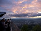 Die Wandergruppe bewundert den Abend vom Turm auf der Achalm.