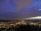 Eine Stunde sp&auml;ter leuchten die Stadtlichter und lassen selbst die Wolken &uuml;ber Reutlingen ergl&uuml;hen.