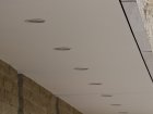 Vollabgeschirmte Leuchten, die ihr Licht von oben nach unten auf den Weg lenken.