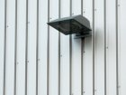 Vorbildliche Au&szlig;enbeleuchtung einer Fabrikhalle, voll abgeschirmt, waagerecht montiert, mit flachem Schutzglas