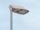 Nicht ganz optimale Leuchte: Die Leuchte ist zwar ausreichend abgeschirmt, aber leider schr&auml;g montiert und sie hat keine plane Abdeckscheibe.