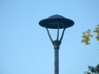 Die Lampe ist oben in der Leuchte montiert, voll abgeschirmt und strahlt nur nach unten, die Masthalterung f&uuml;hrt leider zu Abschattung und leichten Reflexionen
