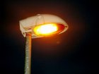 Stra&szlig;enlaterne mit warmwei&szlig;em Leuchtmittel, leider etwas schr&auml;g montiert und mit gew&ouml;lbter Abdeckscheibe.