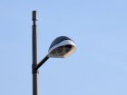 Abgeschirmte Stra&szlig;enbeleuchtung, leider mit gew&ouml;lbter Abdeckscheibe und teiltransparenter Umrandung, die das Licht unn&ouml;tig streut