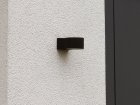 Voll abgeschirmte Hausleuchte, die das Licht nur von oben nach unten lenkt und damit optimal den Eingangsbereich ausleuchtet
