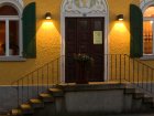 Hier sieht man eine voll abgeschirmte Hausleuchte, die das Licht von oben nach unten strahlt und nicht nach oben oder zu stark zu den Seiten. Nur die Wandbeleuchtung und die Reflexionen sind hier zu stark und unn&ouml;tig.
