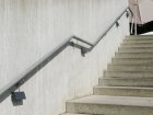 Vorbildliche Treppenbeleuchtung, die das Licht nur nach unten auf die Stufen strahlt und nicht blendet
