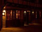Voll abgeschirmte Hausleuchte, die das Licht nur von oben nach unten lenkt und damit optimal den Eingangsbereich ausleuchtet