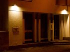 Voll abgeschirmte Hausleuchte, die das Licht nur von oben nach unten lenkt und damit optimal den Eingangsbereich ausleuchtet