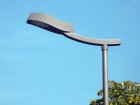 Voll abgeschirmte Straßenbeleuchtung mit Ausleger und dunkler Lackierung zur Reduzierung von unn&ouml;tigen Reflexionen am Mast