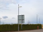 Perfekt, wenn voll abgeschirmte Au&szlig;enbeleuchtung mit Reflektor und planer Abdeckscheibe entlang der Stra&szlig;e stehen