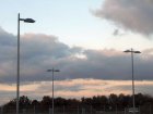 Vorbildliche Beleuchtung eines Firmenparkplatzes mit voll abgeschirmten Leuchten