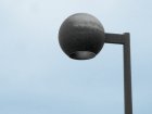 Diese voll abgeschirmte Leuchte lenkt das Licht nach unten und es kann kein Licht nach oben und weit zur Seite abgestrahlt werden