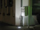 Dieser Bodenstrahler blendet nicht nur den Brieftr&auml;ger