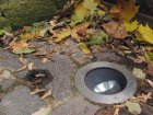 Dieser Bodenstrahler hat immerhin einen Reflektor, der eine bessere Lichtlenkung erm&ouml;glicht, bleibt aber eine schlechte Loesung