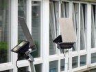 Bei dieser Werbetafel wird versucht, die v&ouml;llig falsch angeordneten Scheinwerfer mit einem Abschirmblech zu verbessern. Trotzdem strahlt viel Licht sinnlos nach oben und zur Seite