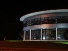 Hell beleuchtetes Bürogebäude im Industriegebiet