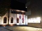 Bodenstrahler an der Hospitalkirche und heller Schaukasten