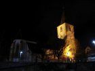Mauritius-Kirche Holzgerlingen: Mit zwei großen Flutlichtstrahlern wird der Kirchturm angeleuchtet. Große Lichtmengen gehen am Ziel vorbei, und ein Scheinwerfer strahlt sogar in einen Baum hinein, der deshalb noch im Winter Laub trägt.