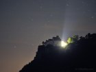 Die Burg Werenwag an der Donau wird hell erleuchtet. Schlecht ist die Beleuchtung von unten nach oben. Das Licht wird so komplett in den Himmel gestrahlt.