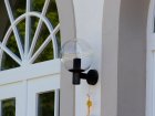 Auch als Hausbeleuchtung sehr beliebt: die Kugelleuchte. Wegen fehlender Abschirmung gibt es viel Streulicht zur Seite.