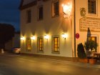 &Uuml;berm&auml;&szlig;ige Hausbeleuchtung einer Wirtschaft auf der Schw&auml;bischen Alb.