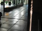 Blendende Platzleuchten und Bodenstrahler strahlen viel Licht sinnlos in den Nachthimmel