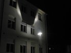 Hier an der Hausfassade sieht man, wie viel Licht bei einem solchen Reflektorsystem, das eigentlich die Strasse beleuchten soll, sinnlos nach oben abgestrahlt wird