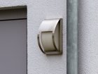 Diese Leuchte ist zwar etwas nach oben abgeschirmt, erzeugt aber zu den Seiten noch zuviel Streulicht, auch durch das Mattglas