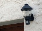 Durch den Bewegungsmelder ist die Beleuchtung zwar nur gezielt eingeschaltet, aber durch die fehlende Abschirmung und Lichtlenkung wird viel Licht blendend in die Umgebung abgestrahlt