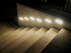 Diese LED-Treppenleuchten strahlen etwa die Haelfte des Lichts blendend nach oben statt auf die Treppe, da w&auml;re mit der richtigen Leuchte die halbe Leistung ausreichend gewesen