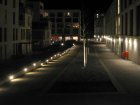 Viel Licht der LED-Leuchten geht blendend nach oben auf die H&auml;userfassaden und dar&uuml;ber hinaus statt auf den Weg