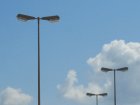 Die schr&auml;g montierten Kofferleuchten mit der gew&ouml;lbten Abdeckungswanne strahlen zu viel Licht ungenutzt in den Nachthimmel und die Umwelt