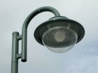 Die hervorstehende Lampe und das gew&ouml;lbte Schutzglas erzeugen Blendung und Streulicht