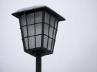 Diese Stra&szlig;enleuchte mag zwar dekorativ sein, eignet sich aber wegen fehlender Lichtlenkung nicht als Stra&szlig;enbeleuchtung