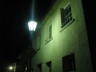 Hier werden die Fassade und die Wohnr&auml;ume st&auml;rker beleuchtet als die Hauptstra&szlig;e