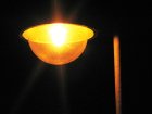 Das Leuchtengeh&auml;use reduziert zwar die Abstrahlung nach oben, die blanke Lampe strahlt aber weit zur Seite und auch nach oben, blendet direkt und ist somit ein Sicherheitsrisiko