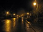 Die blanken Lampen strahlen das Licht weit zur Seite ab, und selbst die weit entfernten Lampen blenden stark, besonders bei nasser Stra&szlig;e
