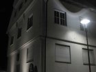 An der Hauswand rechts sieht man gut, wieviel Licht von der Spiegelmatrix-Leuchte normalerweise sinnlos nach oben in den Nachthimmel gestrahlt wird, ebenso von den Bodenstrahlern links