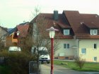 Beleuchtungssanierung 2013: Neu installierte Pilzleuchte ohne Reflektortechnik, Lichtpunkth&ouml;he 4,50m, LED 2x15W, 3750 Lumen Lichtstrom, Farbtemperatur 4500 Kelvin - Wirkung: bel&auml;stigende Blendung und unnat&uuml;rliche Aufhellungen in den Schlafr&auml;umen im Obergeschoss, sowie in den sch&uuml;tzenswerten Aussenbereichen (Terasse, Balkon)