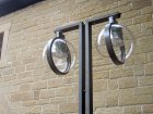 Diese Kugelleuchten haben zwar einen Reflektor, der das Licht nach unten lenkt, aber die Kugel fuehrt zu unnoetigem Streulicht. Der B&uuml;gel schattet sinnlos die Stra&szlig;e ab