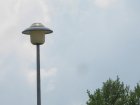 Das matte Glas schwaecht das Licht der Lampe ab und streut es auch sinnlos in den Nachthimmel und die Natur