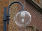 Die blanke Lampe strahlt viel Licht sinnlos nach oben und zur Seite  Immerhin ist die Fassung bei dieser Kugelleuchte oben und wirft keinen Schatten auf die Stra&szlig;e