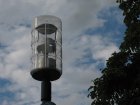 Diese dekorative Leuchte hat ein wenig effektives Reflektorsystem und strahlt viel Licht sinnlos nach oben