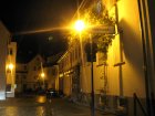 Viel Licht auf den Haeusern statt auf der Stra&szlig;e. Immerhin werden in den Kugelleuchten sparsame und insektenfreundliche Natriumdampflampen eingesetzt