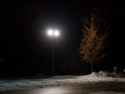 Parkplatzbeleuchtung mit kalt-wei&szlig;er und zu steil ausgerichteter Flutlichtanlage.