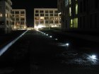 An der Stufe gegen&uuml;ber sieht man, wieviel kaltweisses Licht die Leuchten sinnlos zur Seite statt auf den Weg strahlen