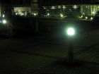 Blendende Kuppelleuchten, die das Licht mehr nach oben als auf den Platz lenken
