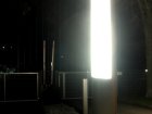 Das Buerogeb&auml;ude steht schon lange leer, aber trotzdem werden die leere Leuchts&auml;ule und die leeren Firmentafeln auf dem Dach die ganze Nacht beleuchtet