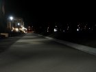 Diese S&auml;ulenleuchten sind zwar zu den H&auml;usern hin abgeblendet, strahlen aber zu viel Licht blendend zur Seite und haben eine zu kalte Farbtemperatur